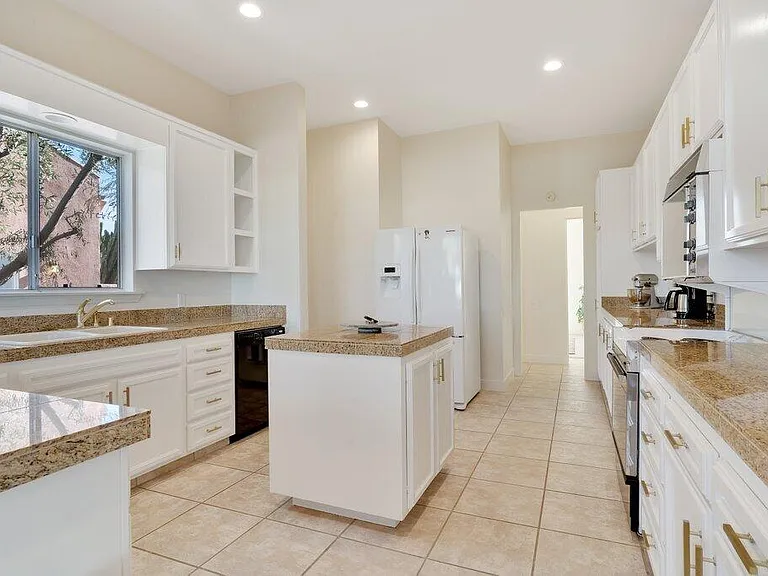 47126 El Menara Cir — Photo 12