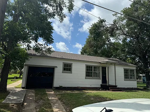 1104 Sycamore St Photo 1