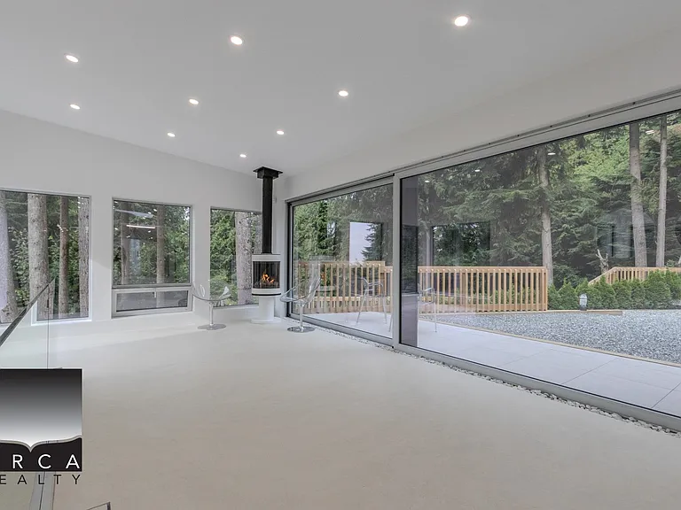 1060 Highland Dr — Photo 3