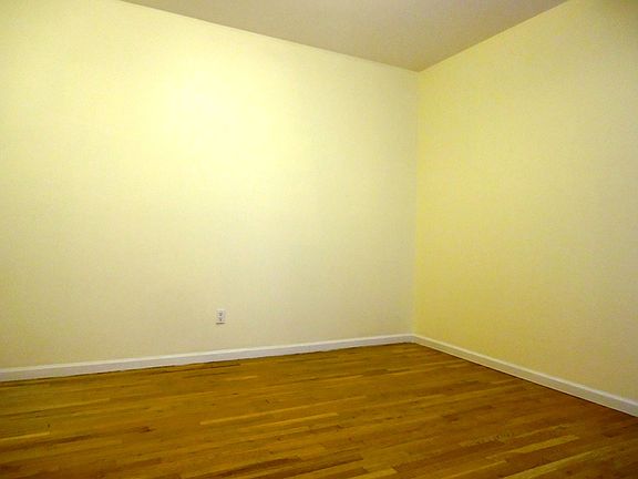 4th image of 423 Throop Ave