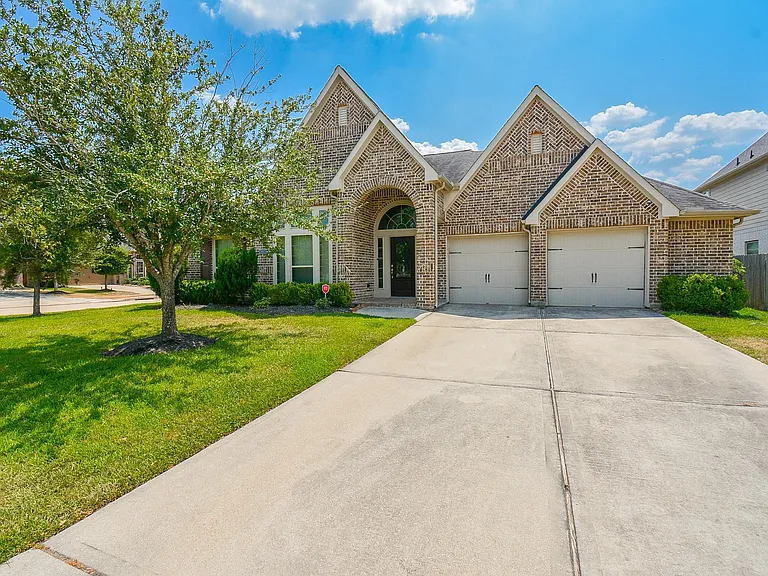 28803 Davenport Dr — Photo 1