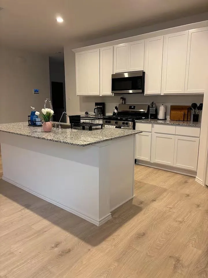 4 bed, 2.0 bath, 1830 sqft, $2,350 — Photo 4