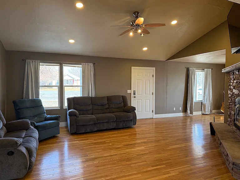 215 W Mill Rd — Photo 3
