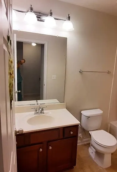 2nd Floor - Full (1) Bath