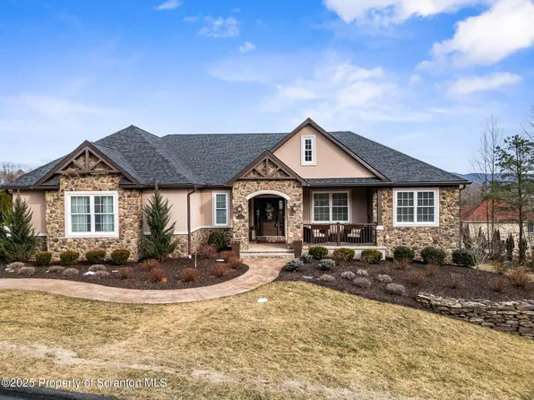 15 Stonehill Dr, Old Forge, PA 18518