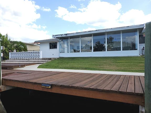 Glassed in sunroom with A/C