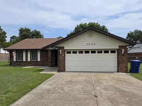 1300 Maple Dr, Miami, OK 74354