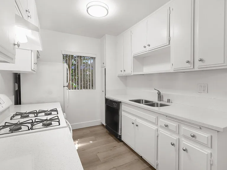 1419 S Bentley Ave #105 — Photo 4