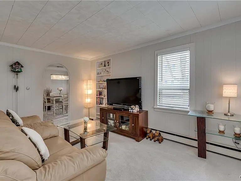 822 Lawrence St — Photo 5