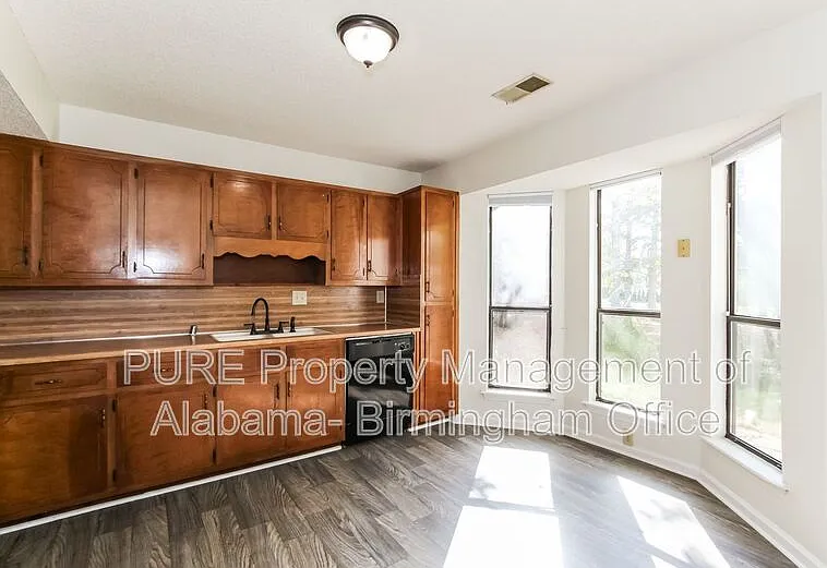 2258 Cheshire Dr — Photo 6