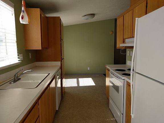 4th image of 255 NW Golden Hills Dr