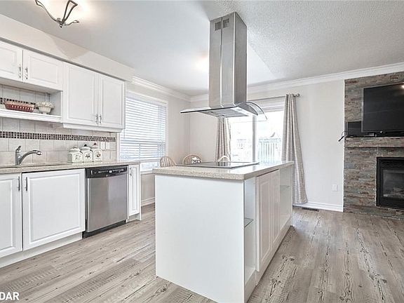 3rd image of 486 Ferndale Dr N