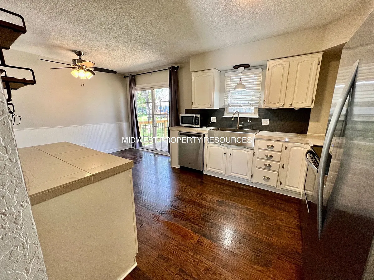 Building Photo - 913 SW Speas Dr