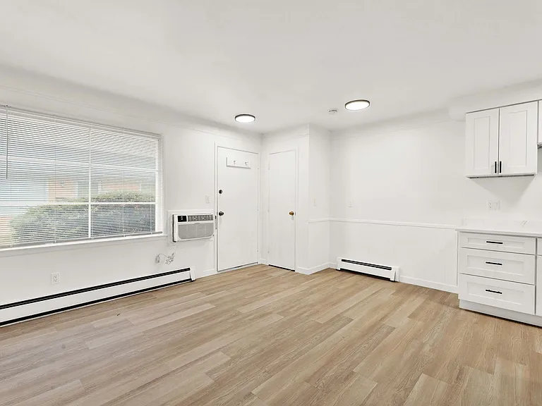 London Falls, Llc - Mt Clemens - Apartments — Photo 6