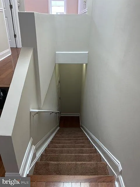 3 bed, 1.0 bath, 900 sqft, $1,800 — Photo 2