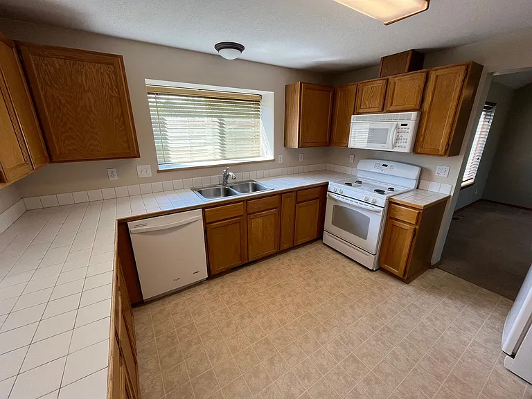 3109 NE Cromwell Ct — Photo 4