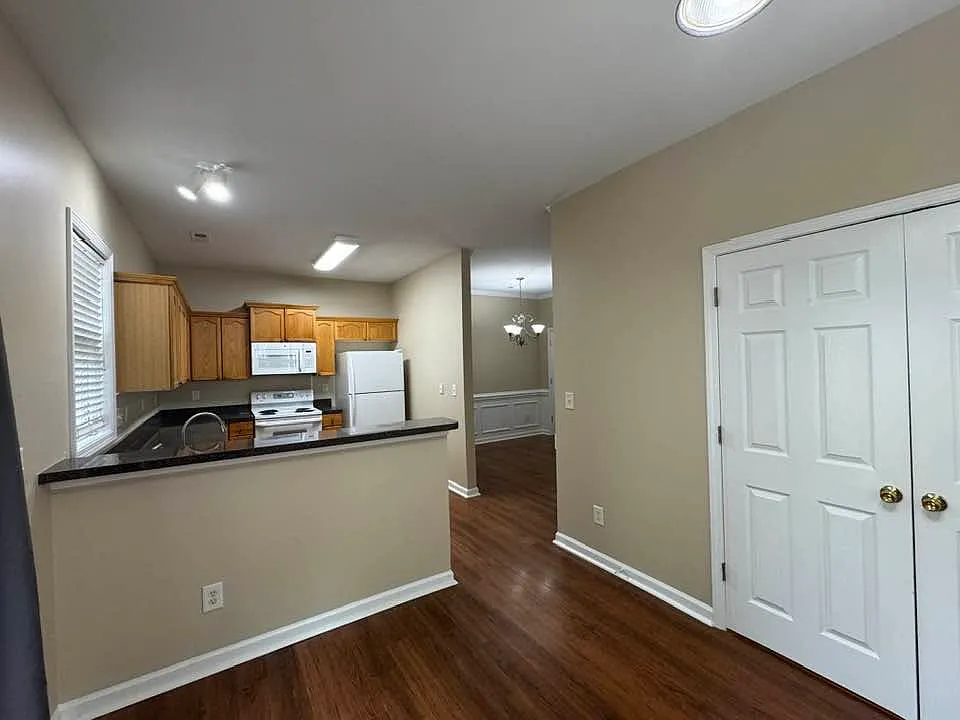 3 bed, 2.5 bath, 1500 sqft, $2,300 — Photo 4