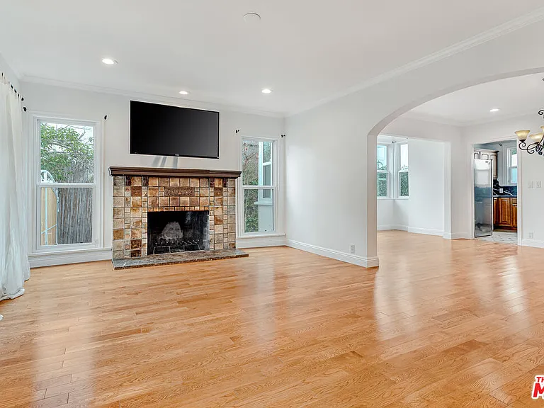 409 N Kilkea Dr — Photo 7