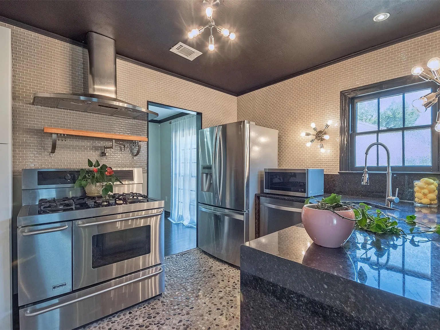 2 bed, 1.0 bath, 1222 sqft, $2,300 — Photo 3