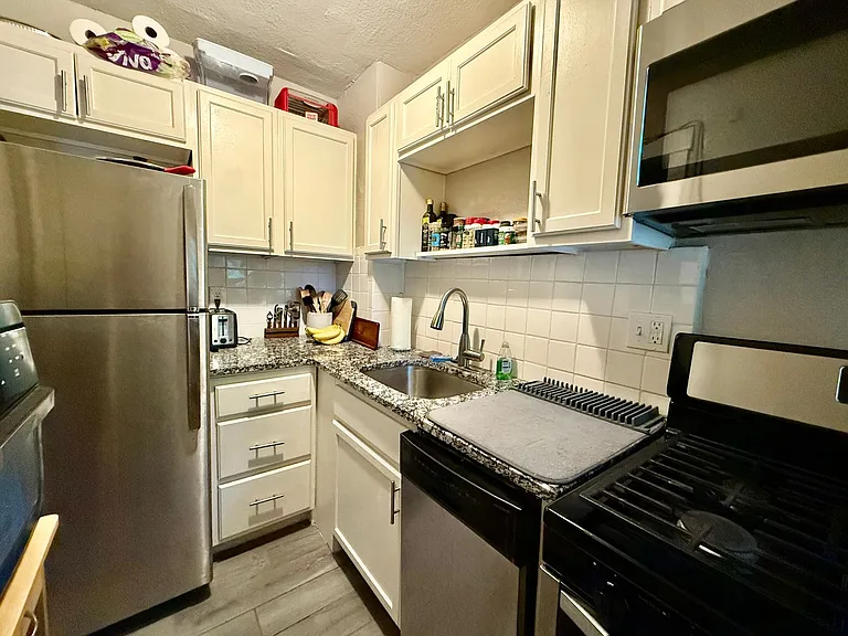 1115-1117 W 40th St. — Photo 9