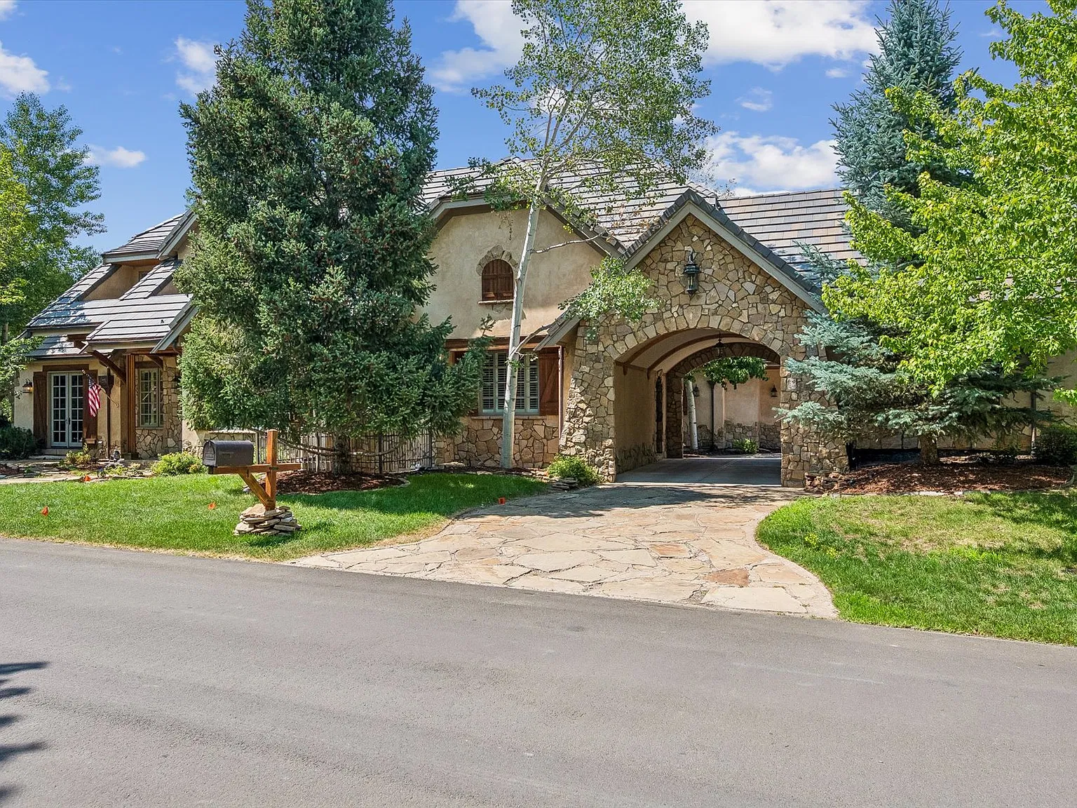 6 bed, 6371 sqft, $14,500 — Photo 3