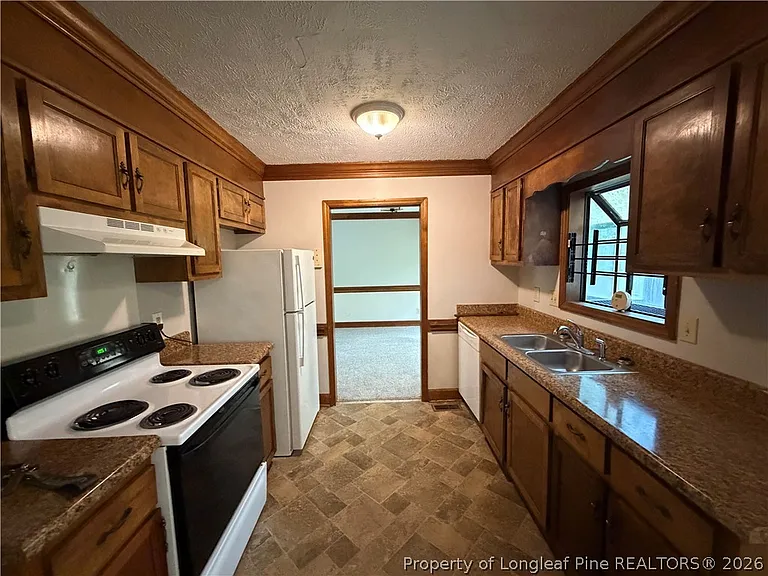 872 Hilton Dr — Photo 4