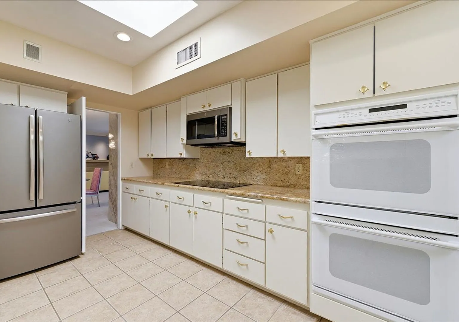 Retro/70's Spacious Condo! — Photo 4
