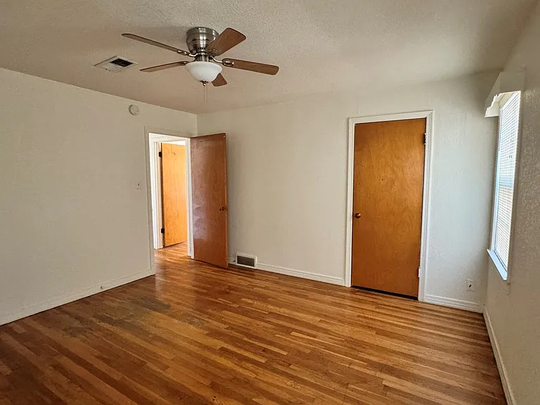 1206 E 11th Pl — Photo 10