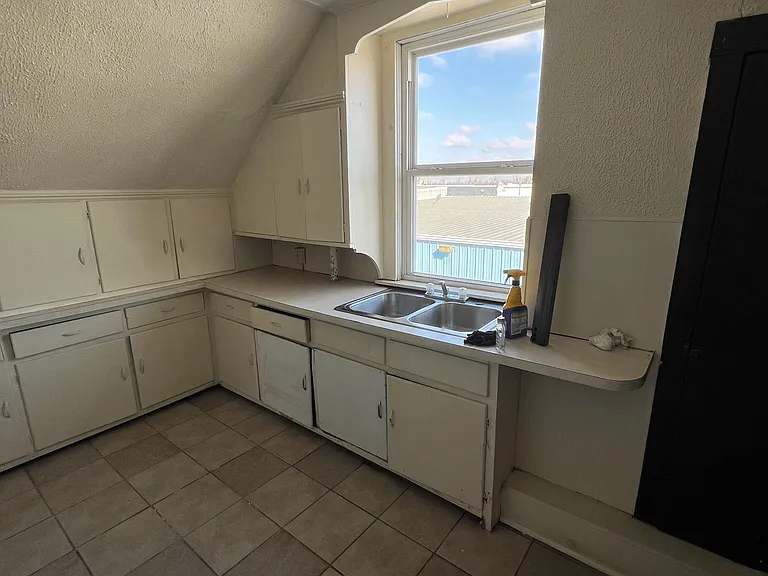 1110 E Columbia St #5 — Photo 4