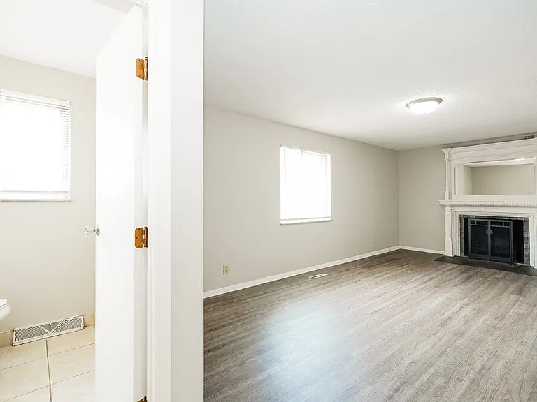 2422 Salem Ave — Photo 10
