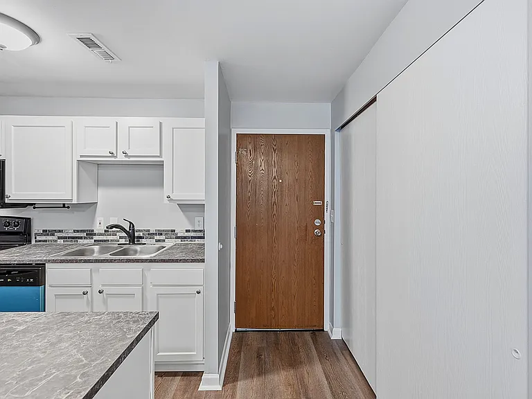 Parkway Apartments — Photo 4