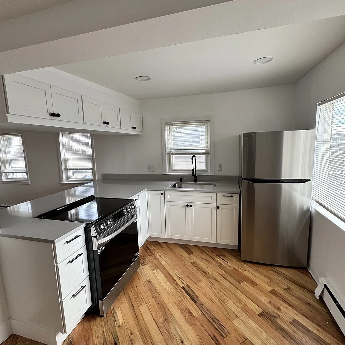 3 bed, 1100 sqft, $3,200 — Photo 4
