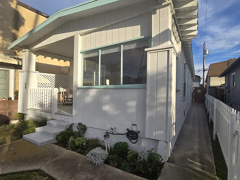 11th St — Photo 4