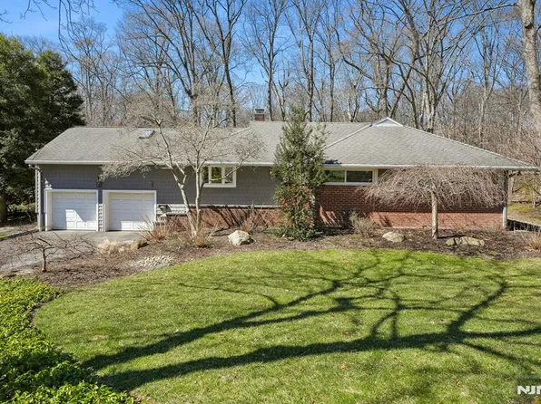 35 Brookview Ter, Hillsdale, NJ 07642