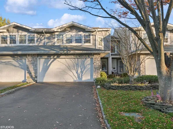 7 Hampshire Court #7, Holbrook, NY 11741