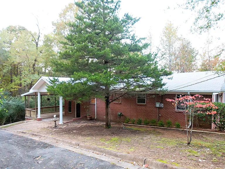 401 Valley View Dr — Photo 4