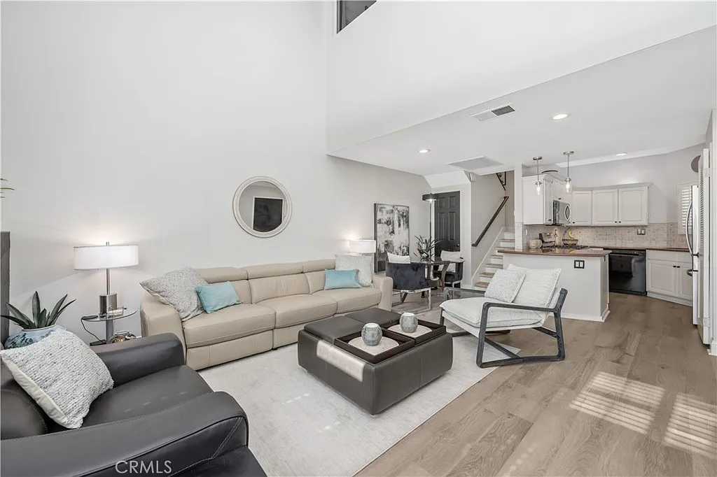 1 bed, 806 sqft, $2,900 — Photo 3