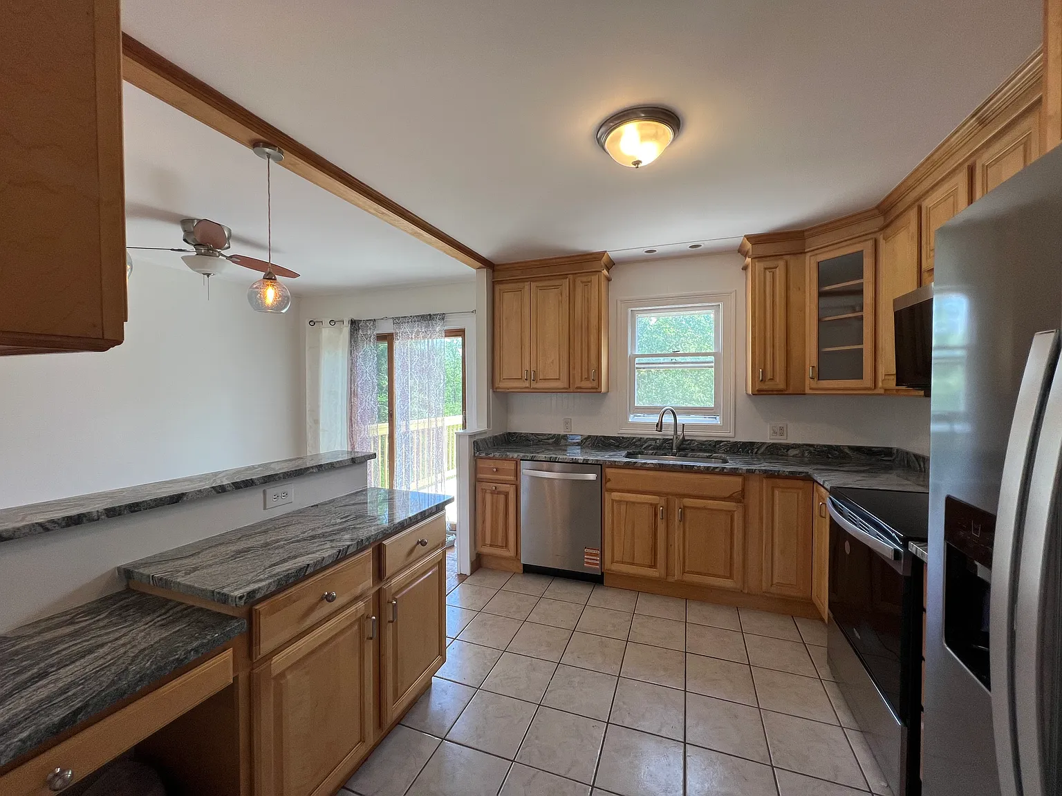3 bed, 1.5 bath, 1692 sqft, $3,200 — Photo 4