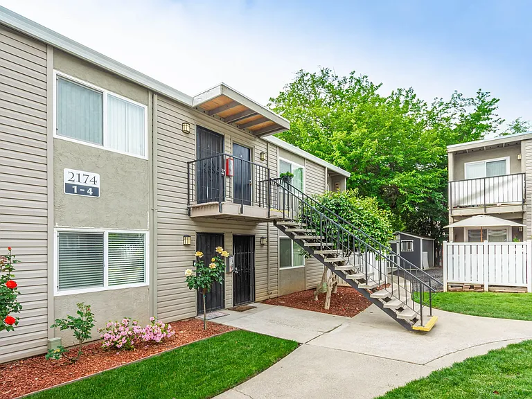Gold Creek Apartments — Photo 8