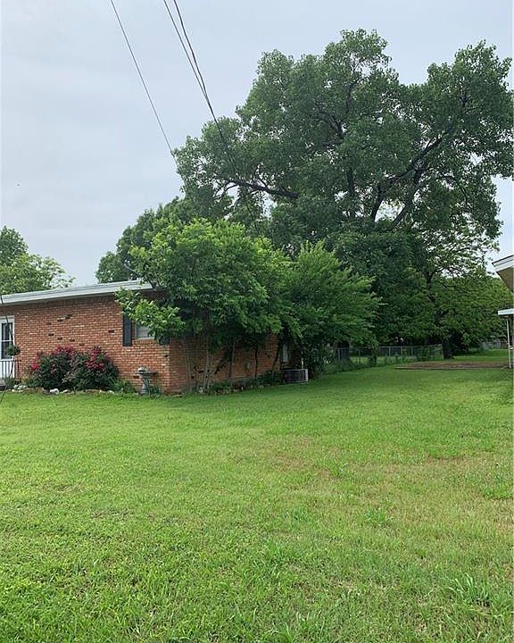 2nd image of 1004 W Lone Star Ave