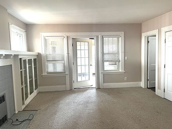 3rd image of 909 W 9th St #909