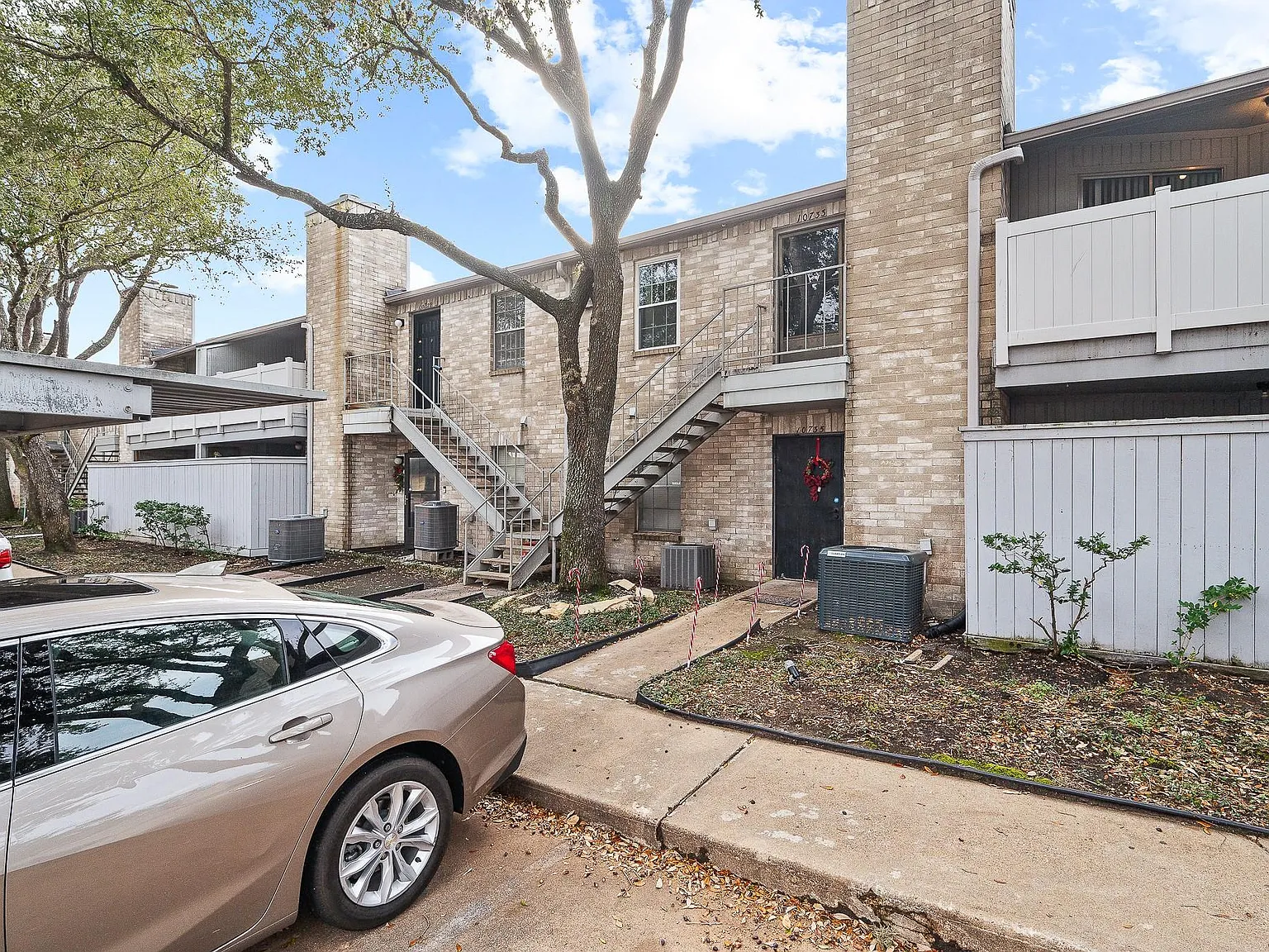 2 bed, 2.0 bath, 1014 sqft, $1,300 — Photo 2