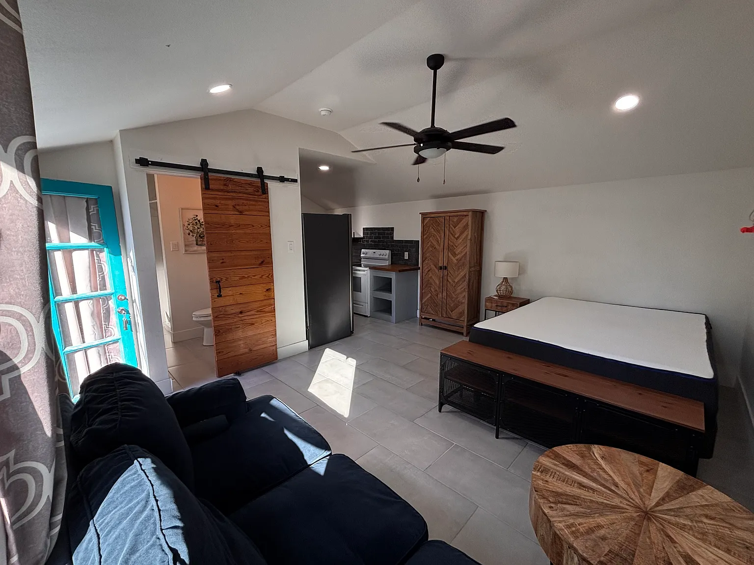 Studio, 350 sqft, $900 — Photo 3