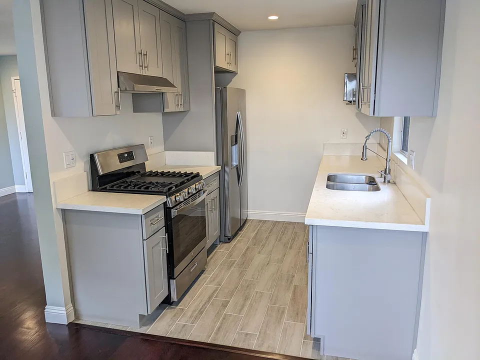 1028 E 3rd St #6