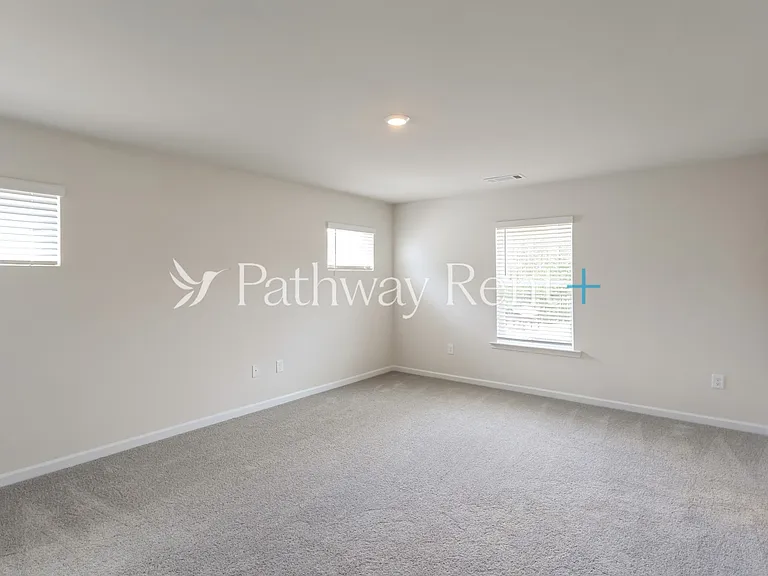 608 Mackenzie Cv — Photo 9