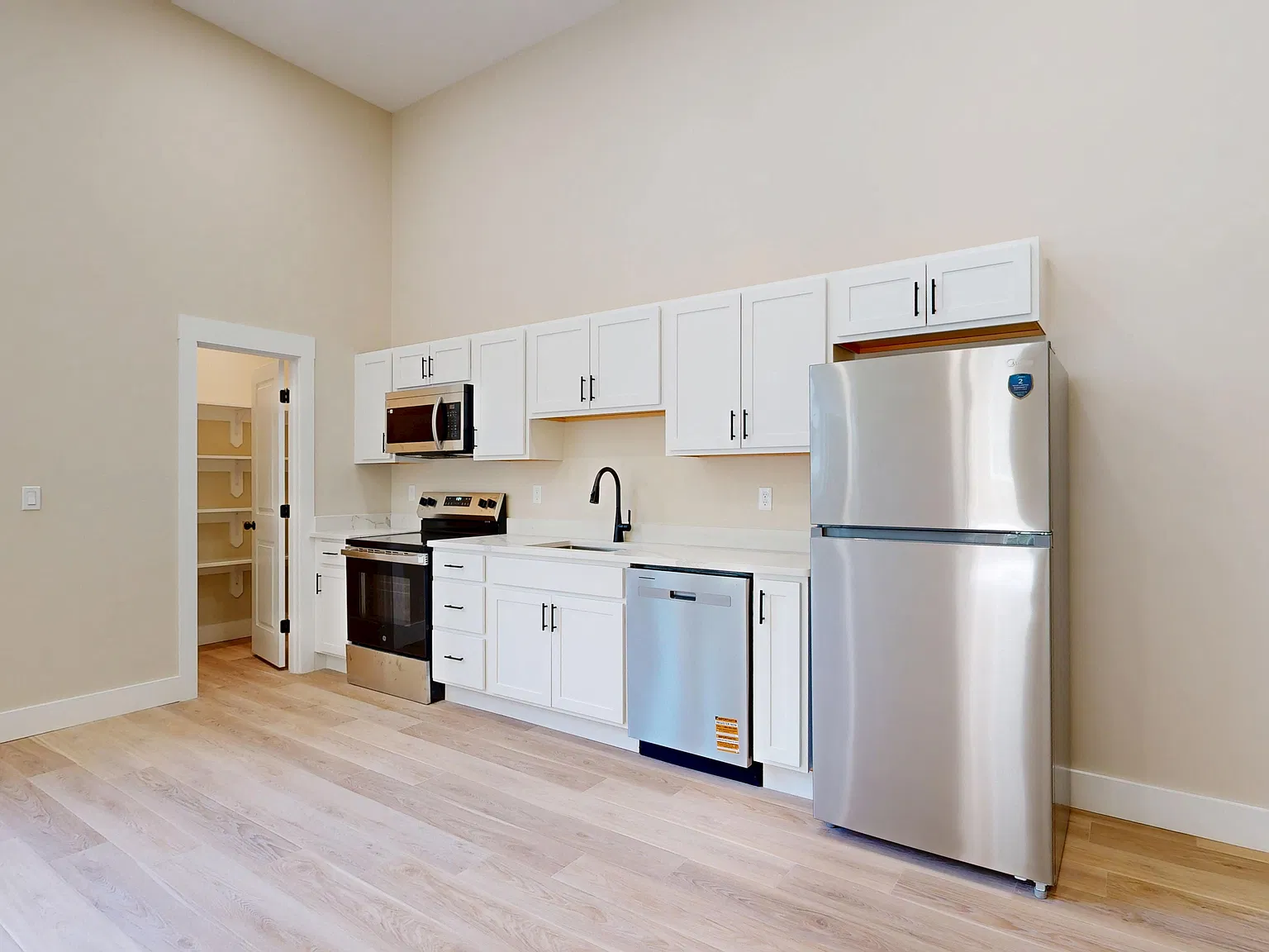 2 bed, 1000 sqft, $2,200 — Photo 4