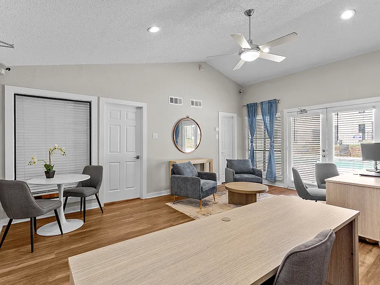 Harwell Apartments — Photo 9