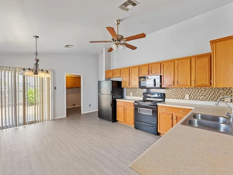 12816 Dwight Eisenhower St — Photo 10