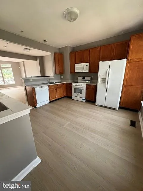 3 bed, 3.5 bath, 1688 sqft, $2,300 — Photo 3