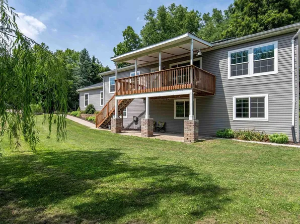 2727 Elk Dr, Bettendorf, IA 52722